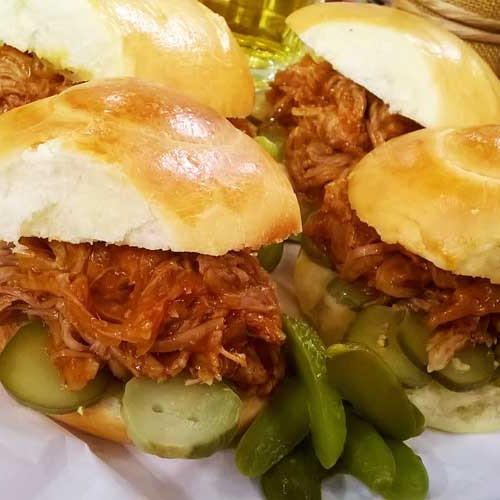 Bondiola braseada a la cerveza con ensalada coleslaw en sándwich