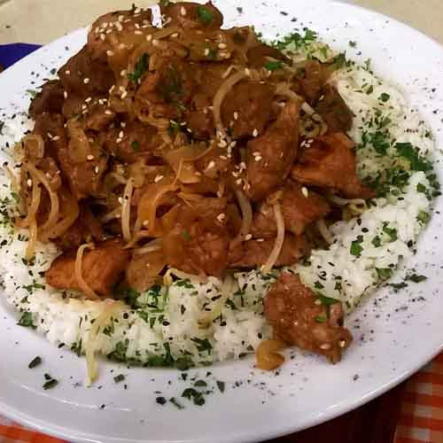 Bondiola marinada salteada con brotes de soja y cilantro