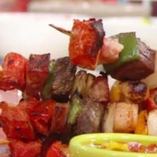 Brochettes criollas con arroz primavera