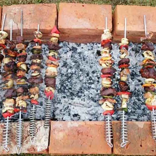 Brochettes de cordero a la parrilla