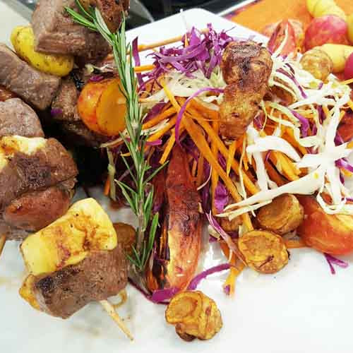 Brochettes de llama con ensalada de repollo