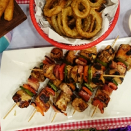 Brochettes de pollo con Alina Moine y Nacho Goano