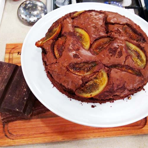 Brownie con cascaritas de naranja en almíbar