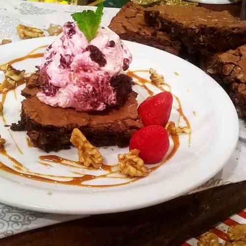 Brownie con helado de frutos rojos y salsa de dulce de leche