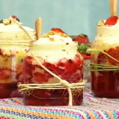 Brownie en naranjas y postre de frutillas en frasco