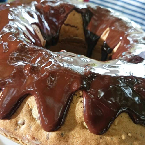 Budín navideño de chocolate, nueces y ciruelas