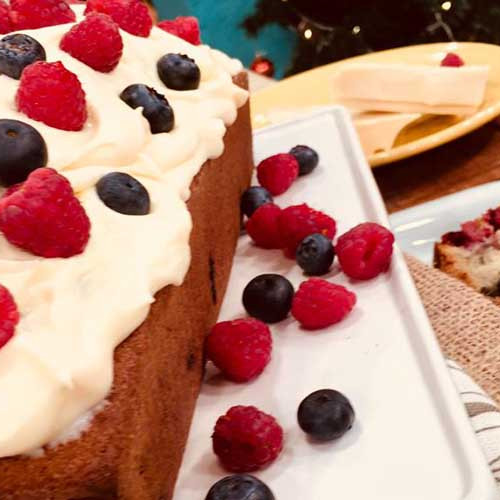 Budín de chocolate blanco, limón y frutos rojos