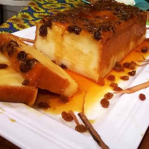 Budín de pan con pasas de uva, postre clásico