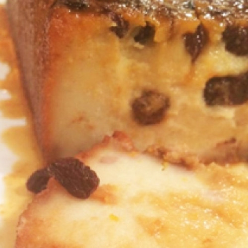 Budín de pan cremoso con pasas de uva