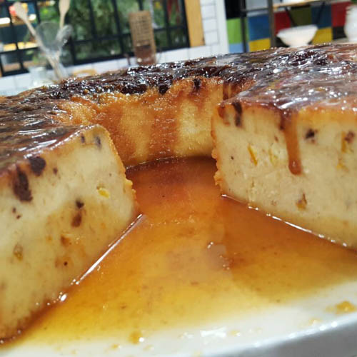 Budín de pan, medialunas, chocolate y naranja