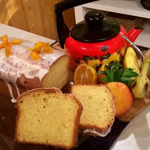 Budín navideño de banana y frutilla bañado en chocolate