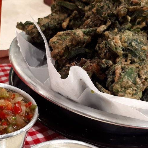 Buñuelos de espinaca con alioli de mostaza