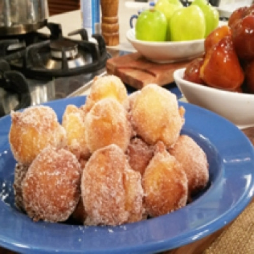 Buñuelos de manzana acaramelados