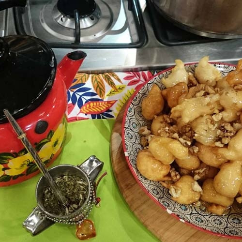 Buñuelos dulces griegos con canela y nueces