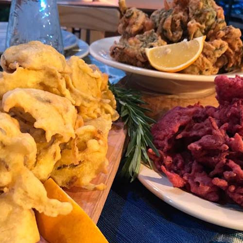 Buñuelos rojos, naranjas y verdes