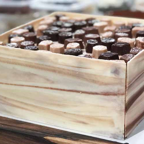 Caja de bizcochuelo de almendras con trufas mixtas