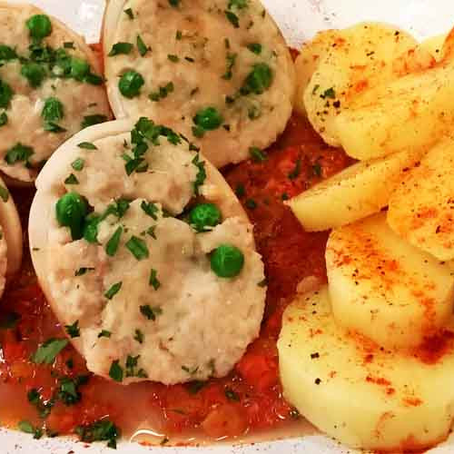 Calamares rellenos con mousse de merluza a la portuguesa con papas al pimentón