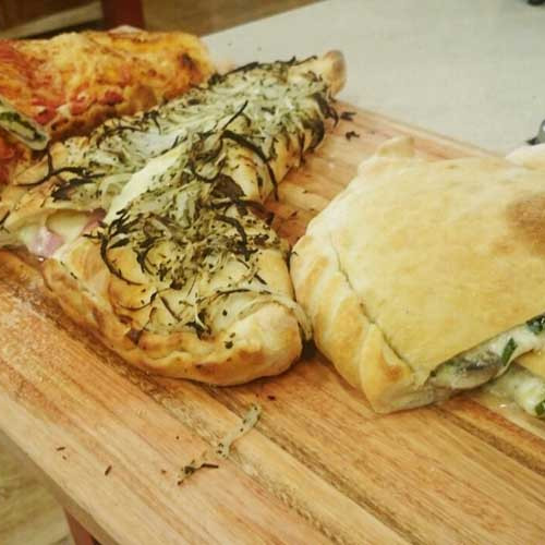 Calzones de hongo y roquefort, de dos quesos, de longaniza y de ricota con vegetales