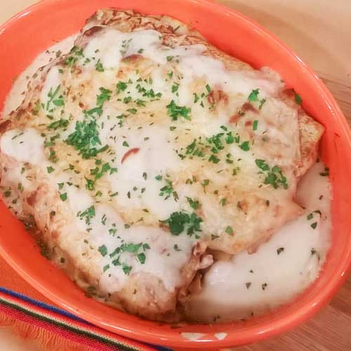 Canelones de espinaca y ricota en masa de pimentón con salsa blanca especial