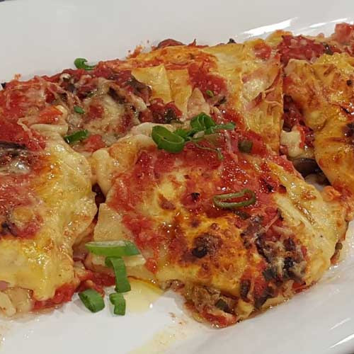 Canelones pañuelo de jamón y queso con salsa de hongos