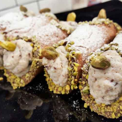 Cannoli de ricota, chocolate y pistachos