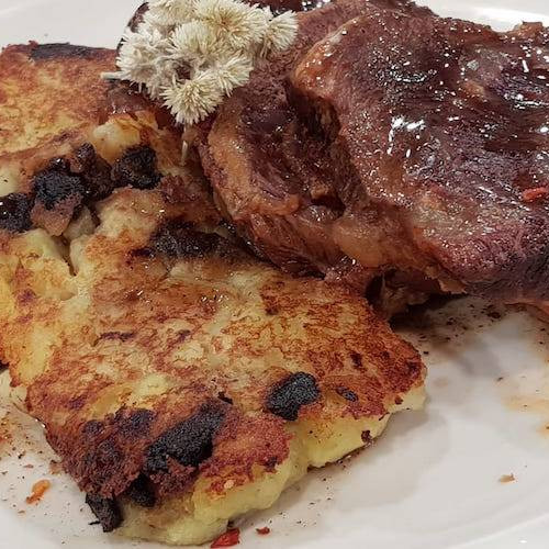 Carrilleras a la cacerola con puré de batatas y salteado de cebolla y hongos de coco