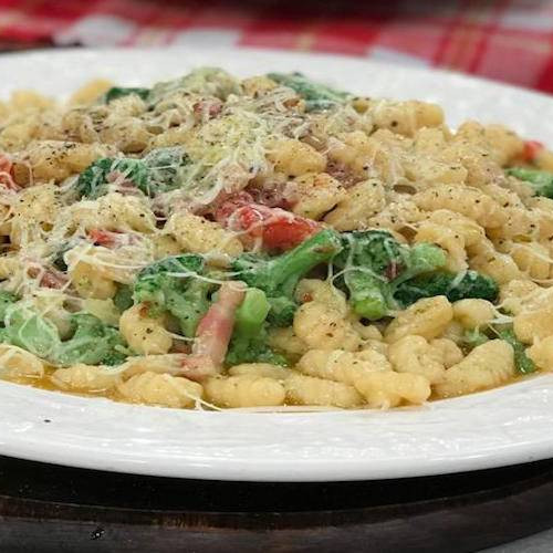 Cavatelli con salsa de brócoli, panceta y cherrys