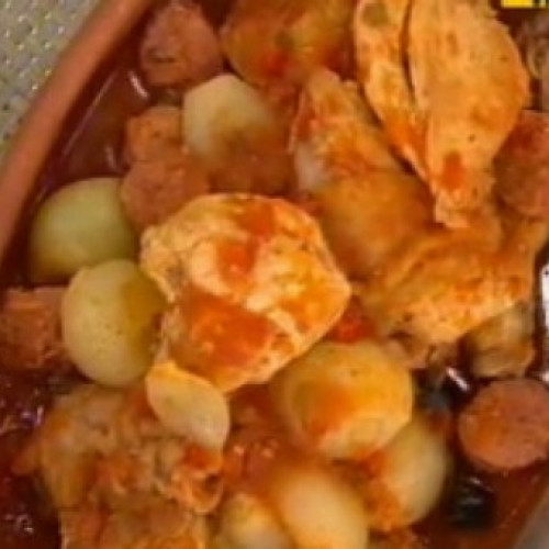 Cazuela de pollo, chorizo y aceitunas