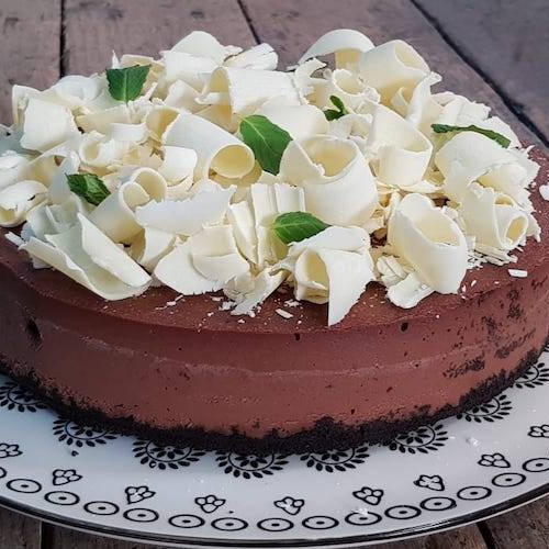 Cheesecake de chocolate al horno con rulos de chocolate blanco