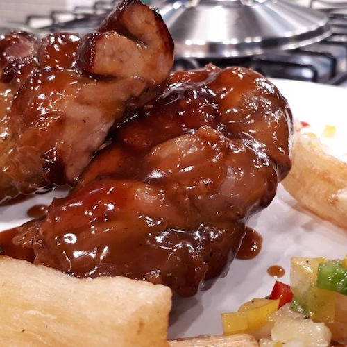 Chicharrón trenzado con mandioca frita