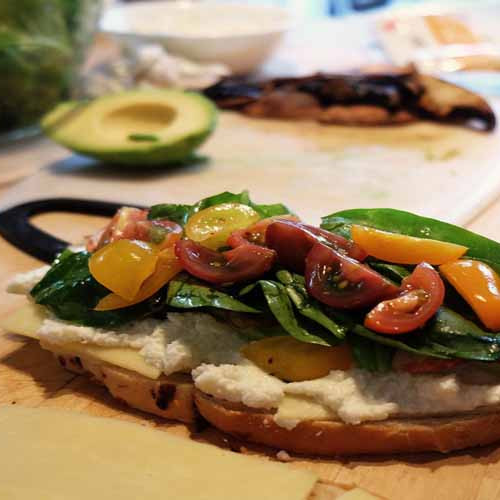 Chivito al disco en pan de polenta