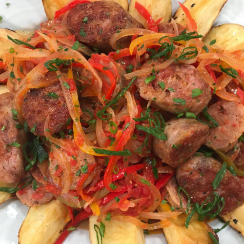 Chorizos a la pomarola con papas españolas provenzal