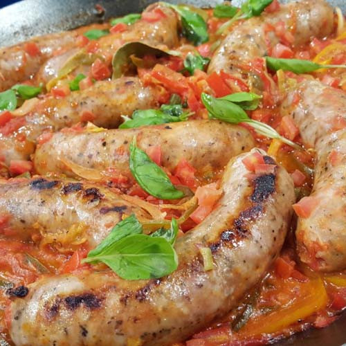 Chorizos puro cerdo a la pomarola con albahaca