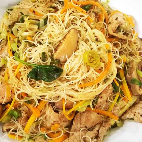 Chow mien con salsa de saté