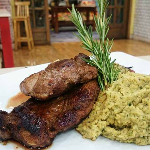 Chuletas de cordero a la chapa con puré de garbanzos y tomates crocantes