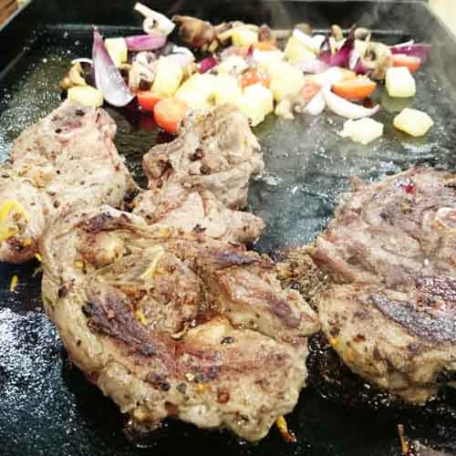 Chuletas de cordero con hongos a la chapa