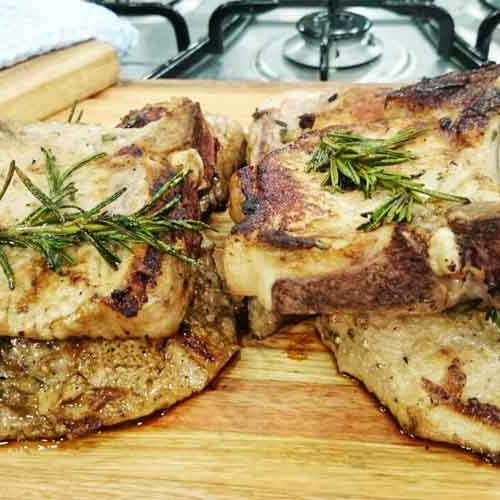 Churrasqueada de cerdo a la chapa con batatas especiadas y ensalada fresca