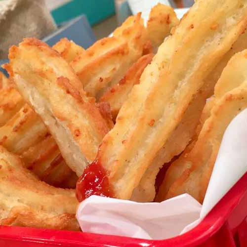 Churros de harina y papa con criolla atomatada