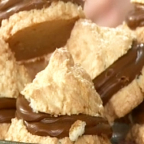 Cocadas rellenas de dulce de leche y bañadas en chocolate