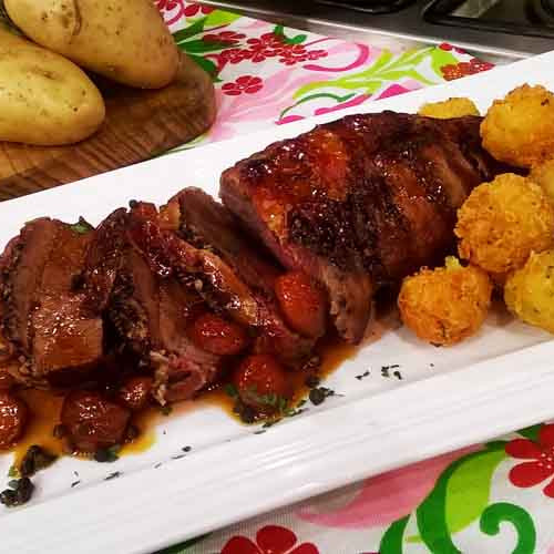 Colita de cuadril envuelta en panceta con croquetas de papa y salsa de ajos