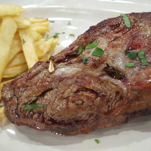 Colita de cuadril mechada con papas fritas por Jimena La Torre