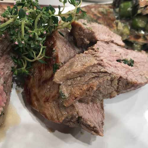 Colita mechada al vino blanco con tortilla de vegetales