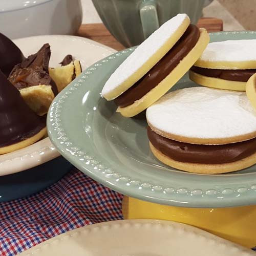 Conitos y alfajores de dulce de leche con masa sablee bañado en chocolate