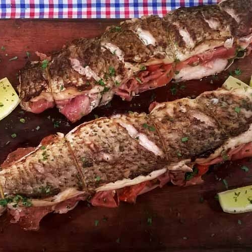 Corvina rellena a la sartén con ensalada verde