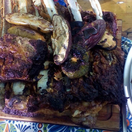 Costillar a la parrilla en sándwich de galleta de campo