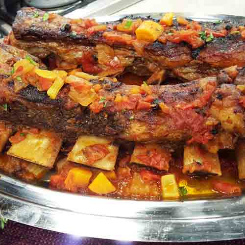 Costillas de asado braseado con papas acordeón con panceta