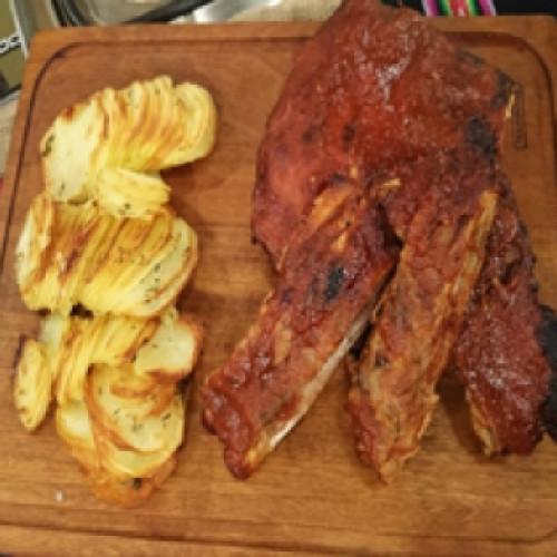 Costillas de cerdo a la barbacola con papas dominó