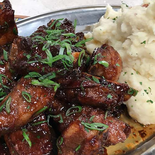 Costillas de cerdo fritas con puré