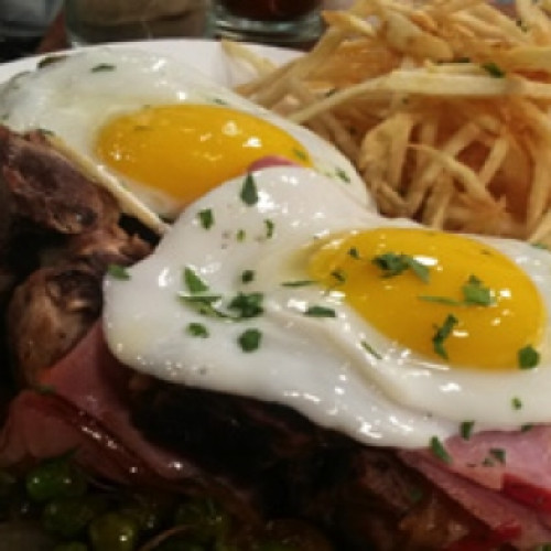 Costillitas a la riojana con papas fritas a caballo