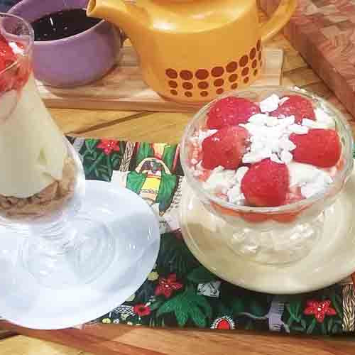 Cremitas de limón con frutillas en copa